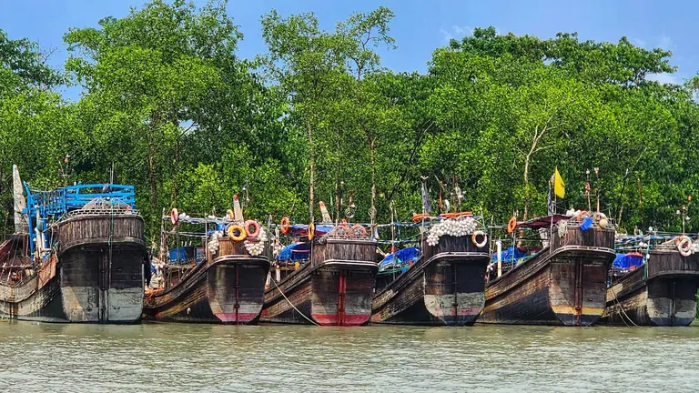 জেলেদের মাছ ধরার নৌকা